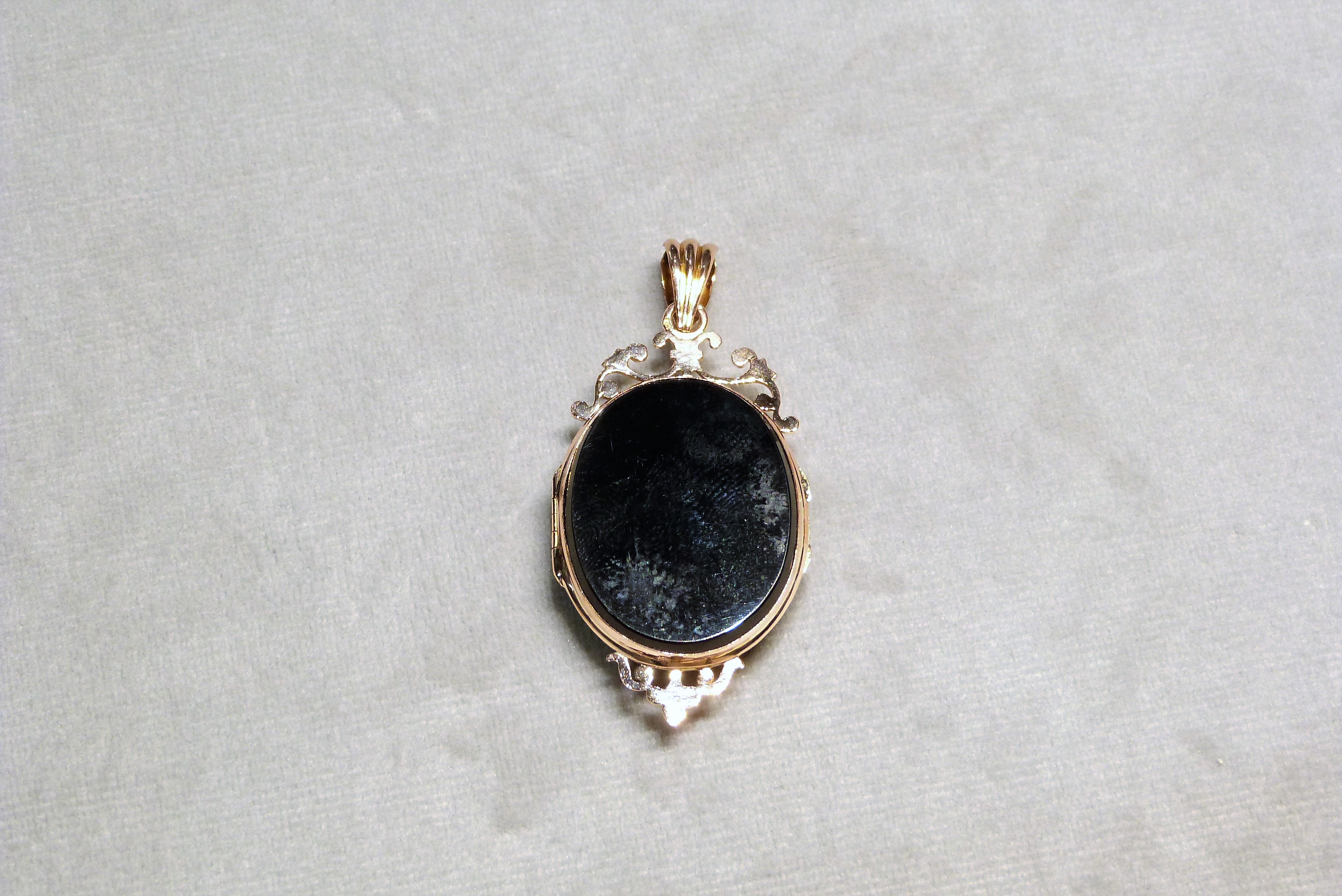 Collier médaillon pierre zoïsite - Blog Médiéval
