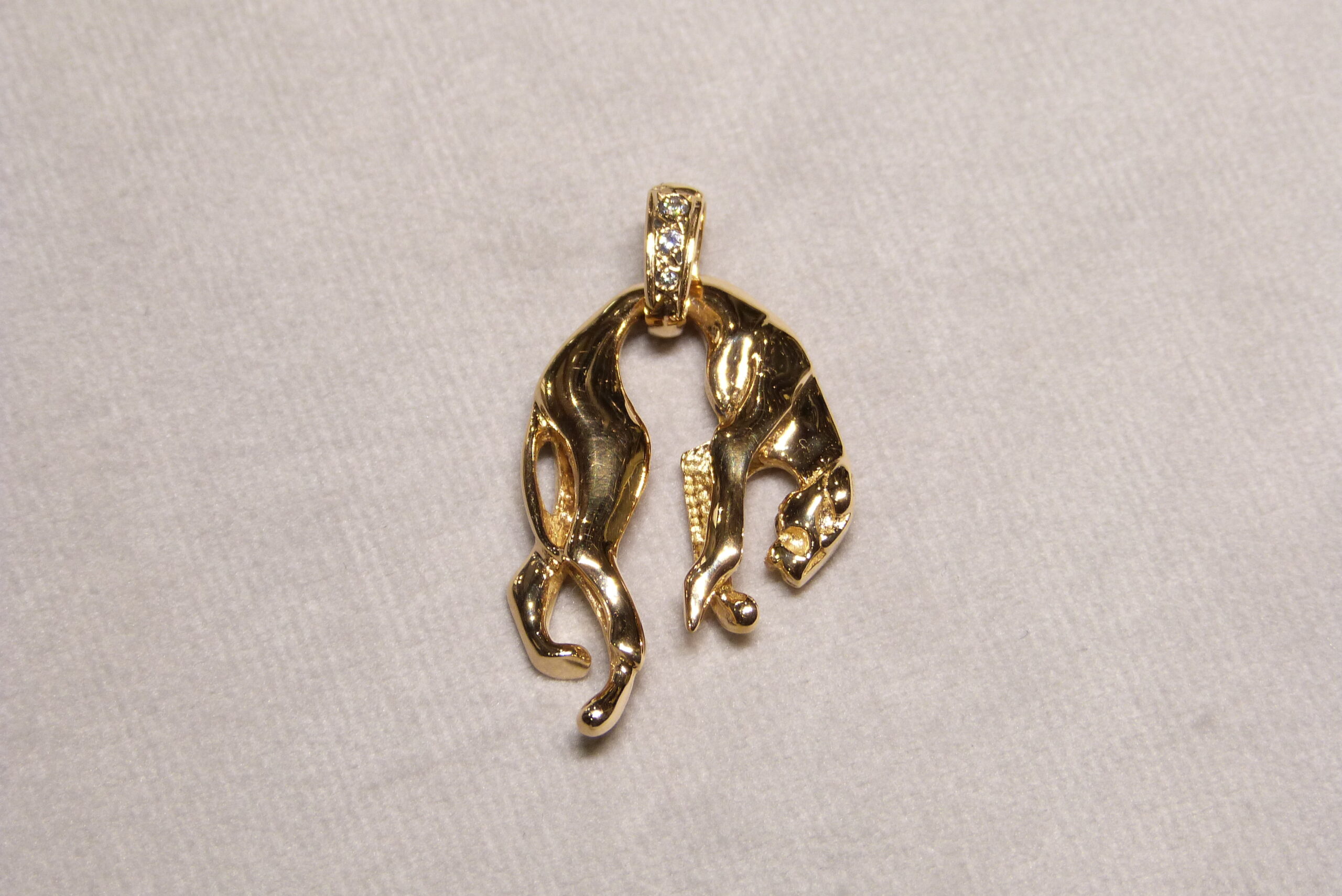 Pendentif Panthère de Cartier en or jaune suspendu sur