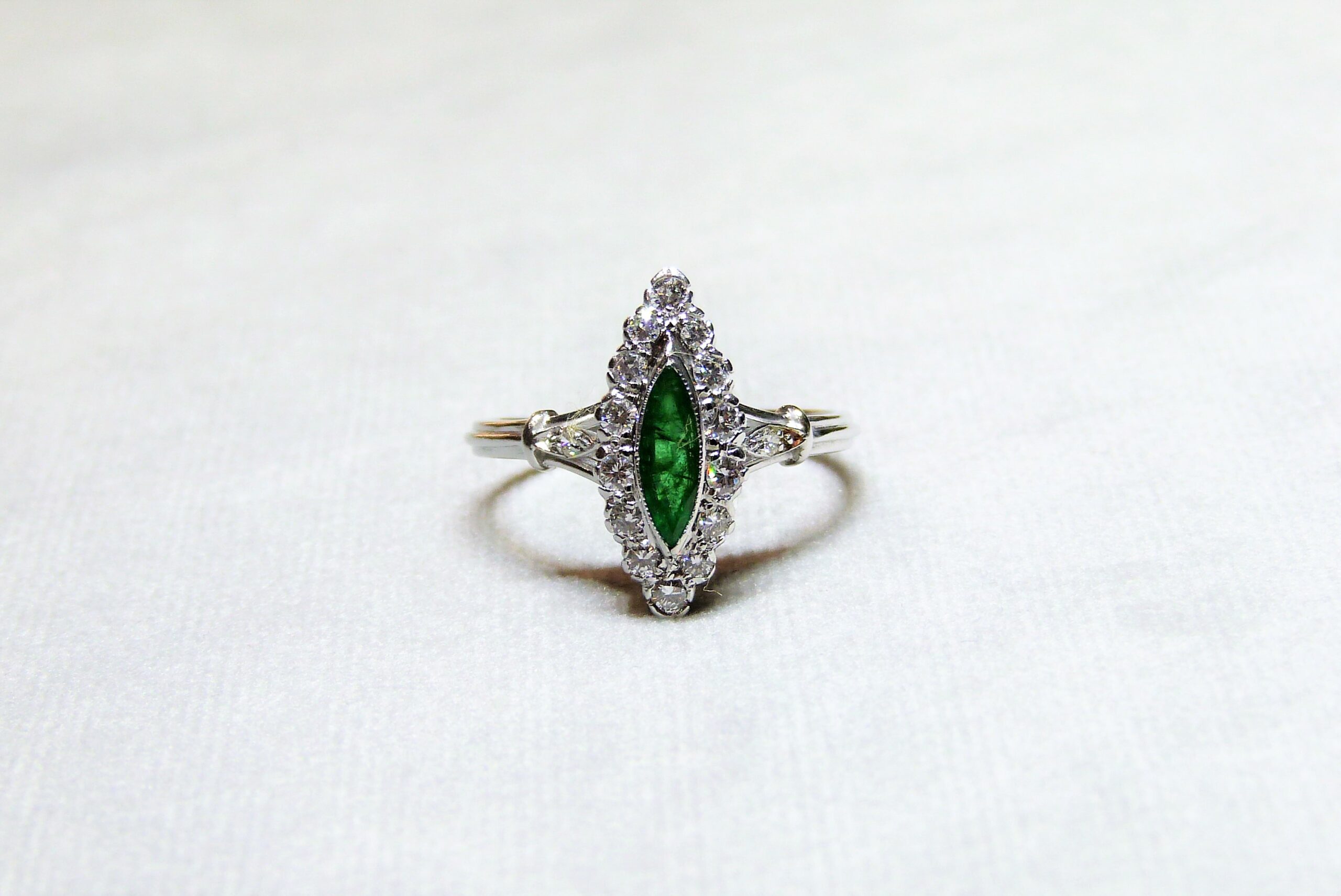 Bague Or Gris 14 Carats Avec émeraude Et Diamants - Taille 55,5, Occasion